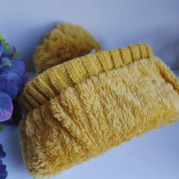 NYC Gold Yellow Pom Pom Ribbed Knit Hat Fuzzy Lined - Picture 5 of 6